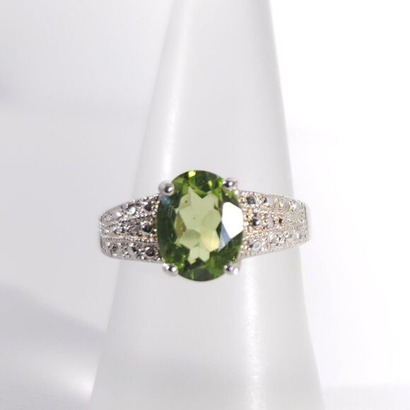 Peridot 1.9 Carats Ring Size 7 - Picture 2 of 8